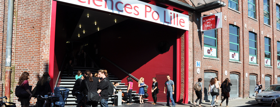Devant Sciences Po Lille